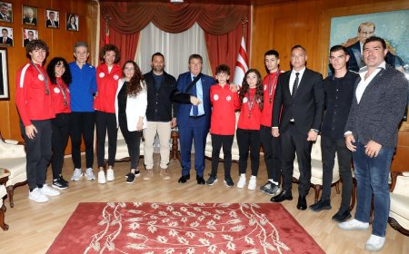 Başbakan Ünal Üstel, KKTC Atletizm Federasyonu’nu kabul etti