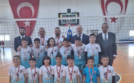 İlkokullar voleybolda kızlarda Polatpaşa  erkeklerde Erenköy şampiyon