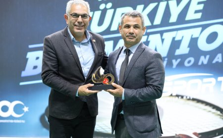 ﻿Fırat Deniz’e plaket verdiler