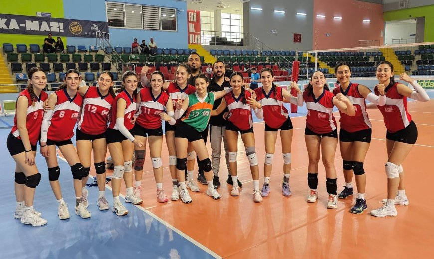 ﻿Yıldız voleybolcularımız göz kamaştırdı