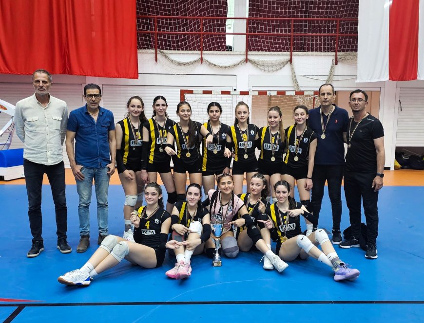 VOLEYBOLUN ŞAMPİYONLARI MUTLU VE GURURLU