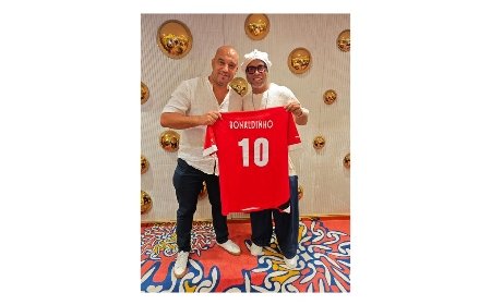 Ronaldinho’ya KKTC Milli  Takım forması hediye edildi