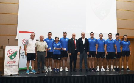 Hakemler kokartlarını taktı