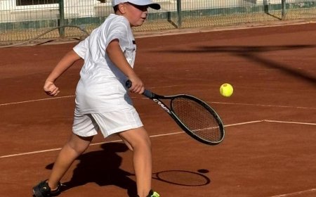 Tenis faaliyet dersi veriyor