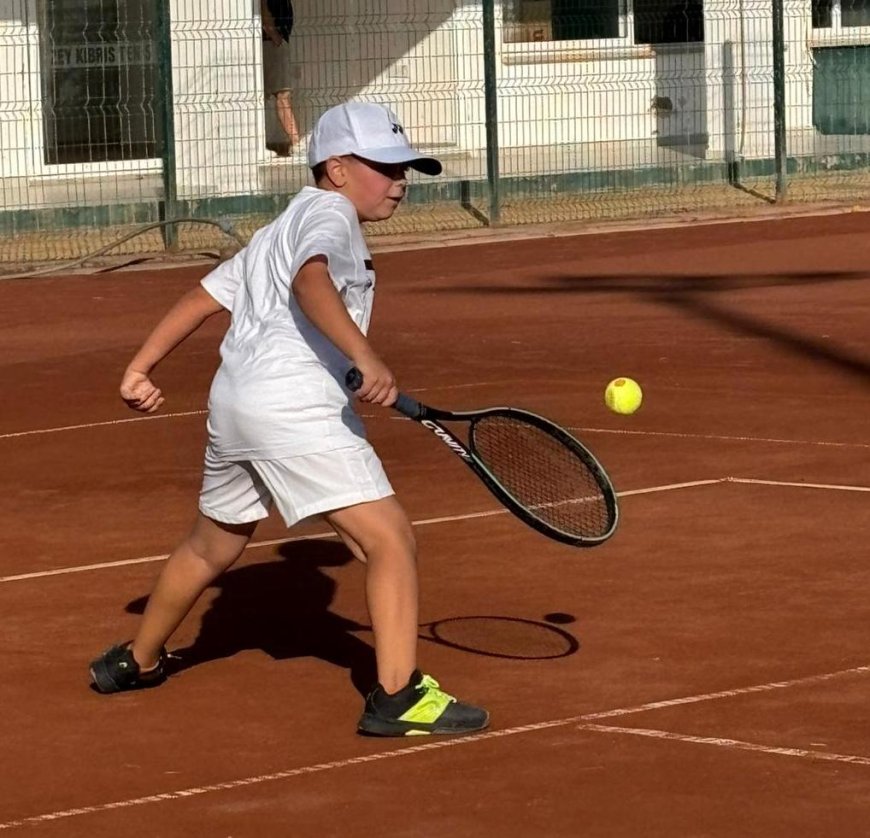 Tenis faaliyet dersi veriyor