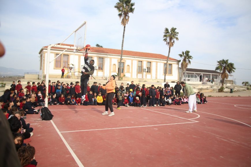 İskele'de basketbolun şampiyonları minik hayranları ile buluştu