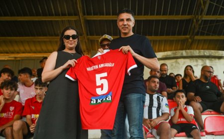 Gönyeli’den Hüseyin Amcaoğlu’na jübile sürprizi