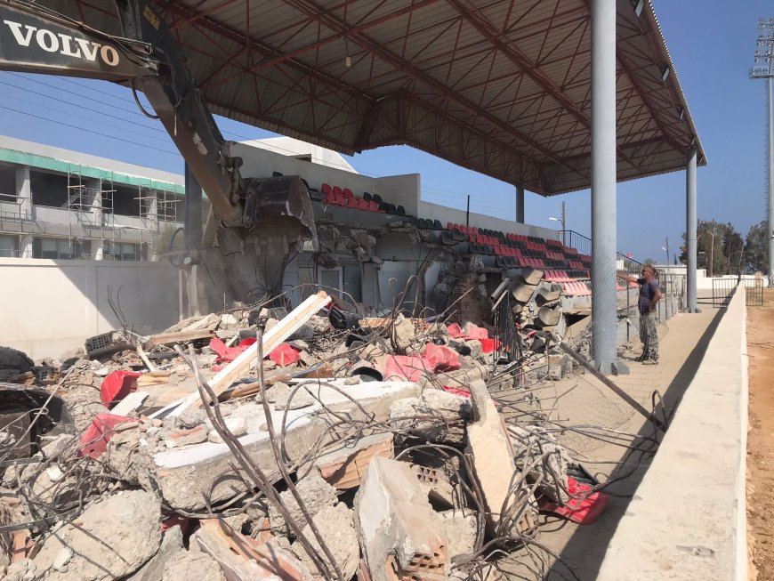 İskele Cumhuriyet Stadı’nın tribünleri yıkıldı